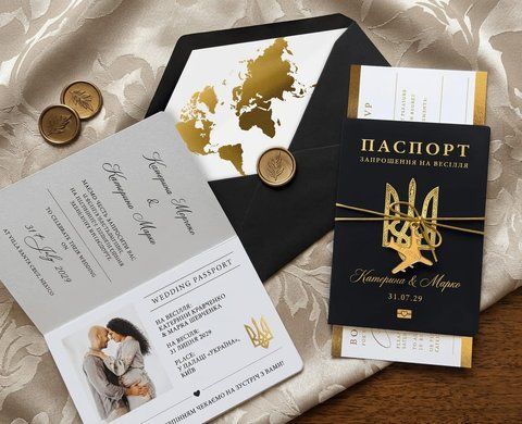 Преміальні запрошення квиток на весілля у вигляді паспорта із золотим гербом та фото, Чорний